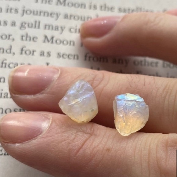 🆕 New Raw Rainbow Moonstone Crystal Stud Gemstone Earrings - Picture 7 of 8